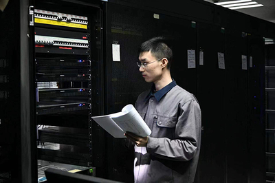 无惧挑战的网络安全卫士——记全国五一劳动奖章获得者王尧的网络技术研究